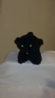 Petit chat noir (face) au tricot
